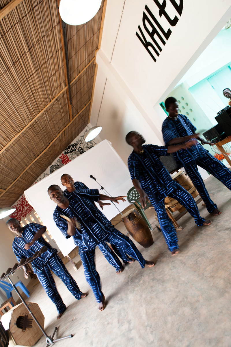 Beniniläinen tanssi- ja musiikkiryhmä esiintyi avajaisissa.