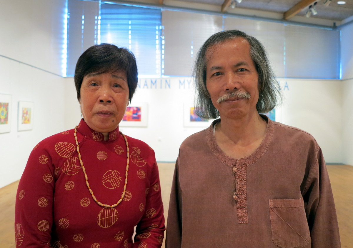 Vietnamilaiset taiteilijat Đặng Thu Hương ja Lương Xuân Đoàn saapuivat näyttelyn avajaisiin Juminkekoon.