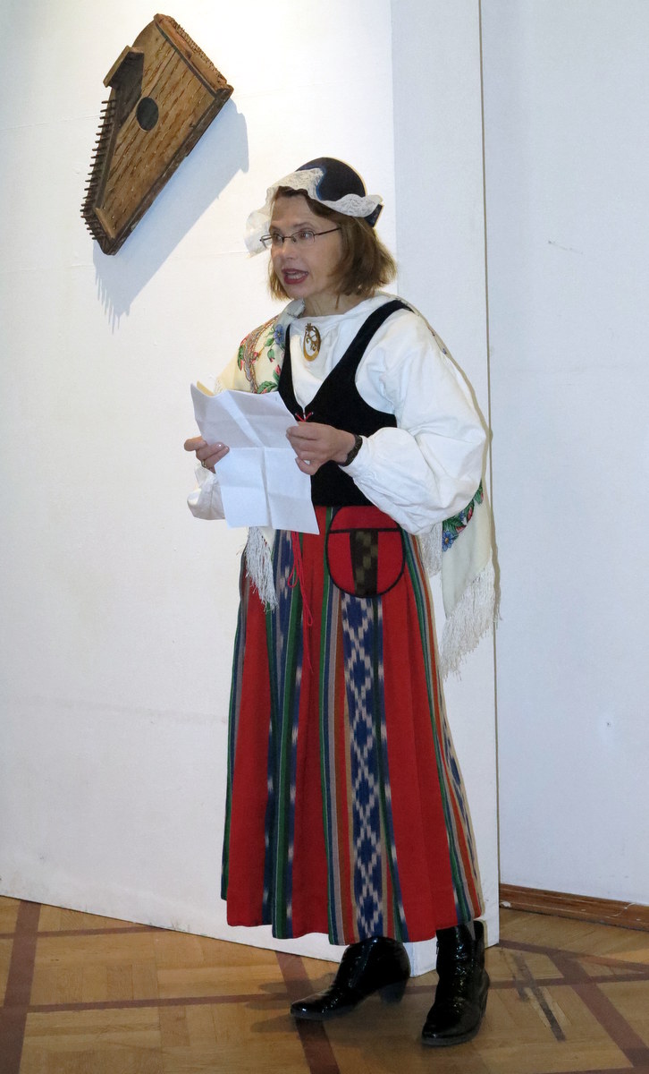 Suomen Pietarin instituutin johtaja Elina Kahla avasi näyttelyn.