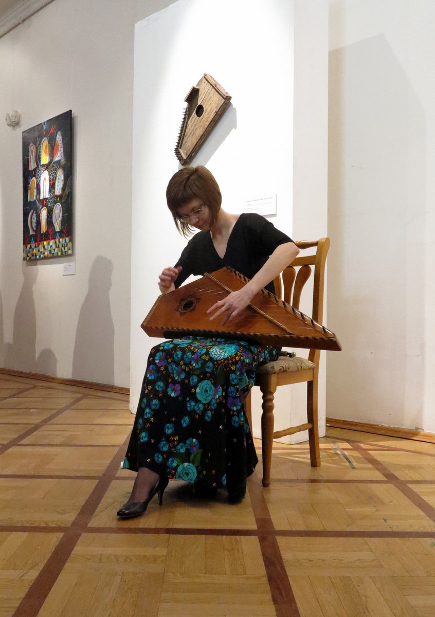 Olga Shiskina esiintyi. Kantele ja venäläinen gusli ovat hänen instrumenttejaan.